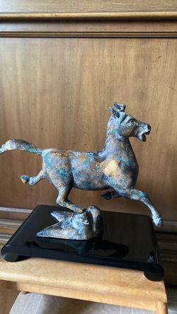 Horse statue like Flying Horse of Gansu