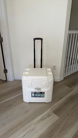 Igloo Marine Quantum 52 Qt Roller Cooler — White, Barely Used!