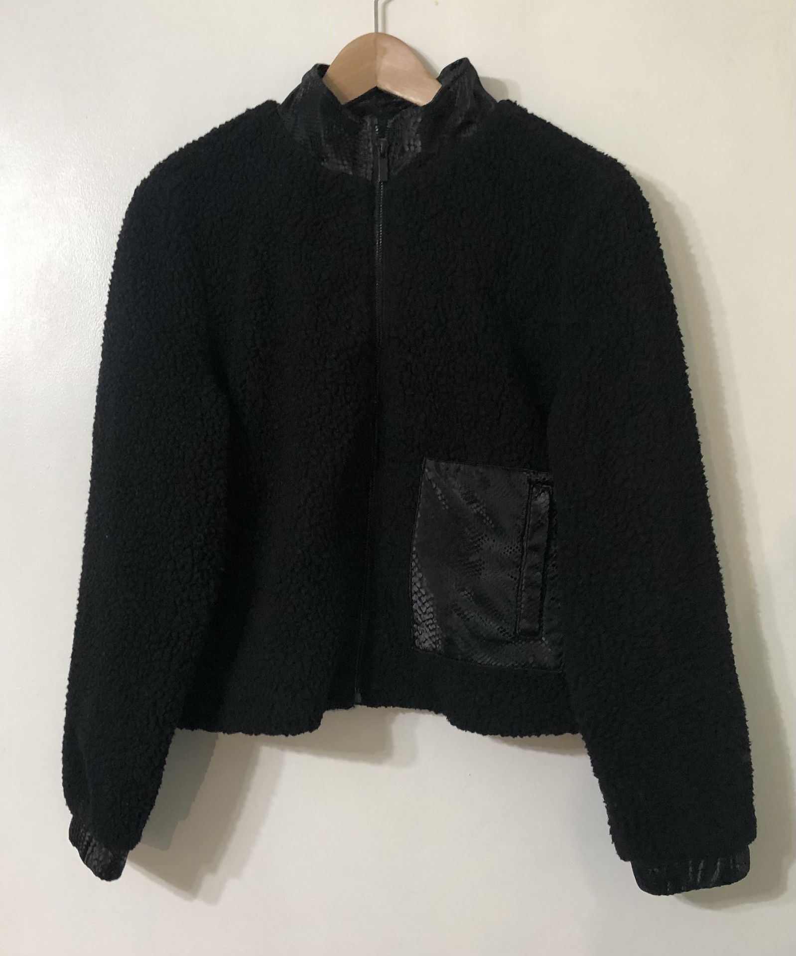 Juicy couture women’s Sherpa zip up jacket side square pocket long sleeves.M