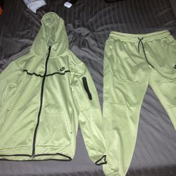 Green nike tech set