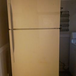 Frigidaire Refrigerator (Large )