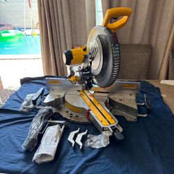 DEWALT Sliding Compound Miter Saw