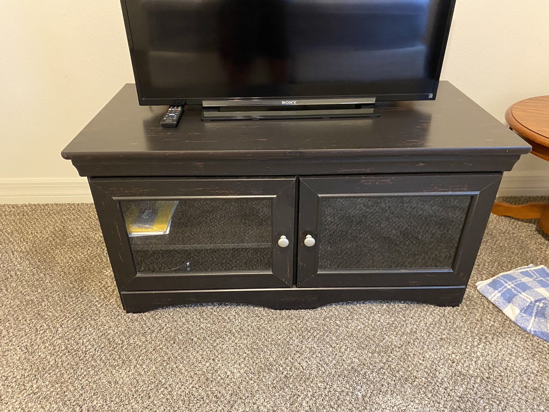 BLACK WOOD TV STAND