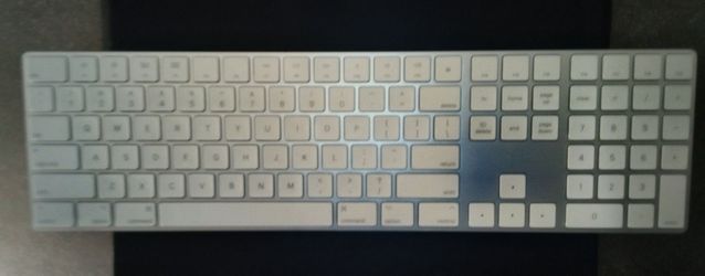 Apple Magic Keyboard with Numeric Keypad - Wireless / Bluetooth (Silver/White)