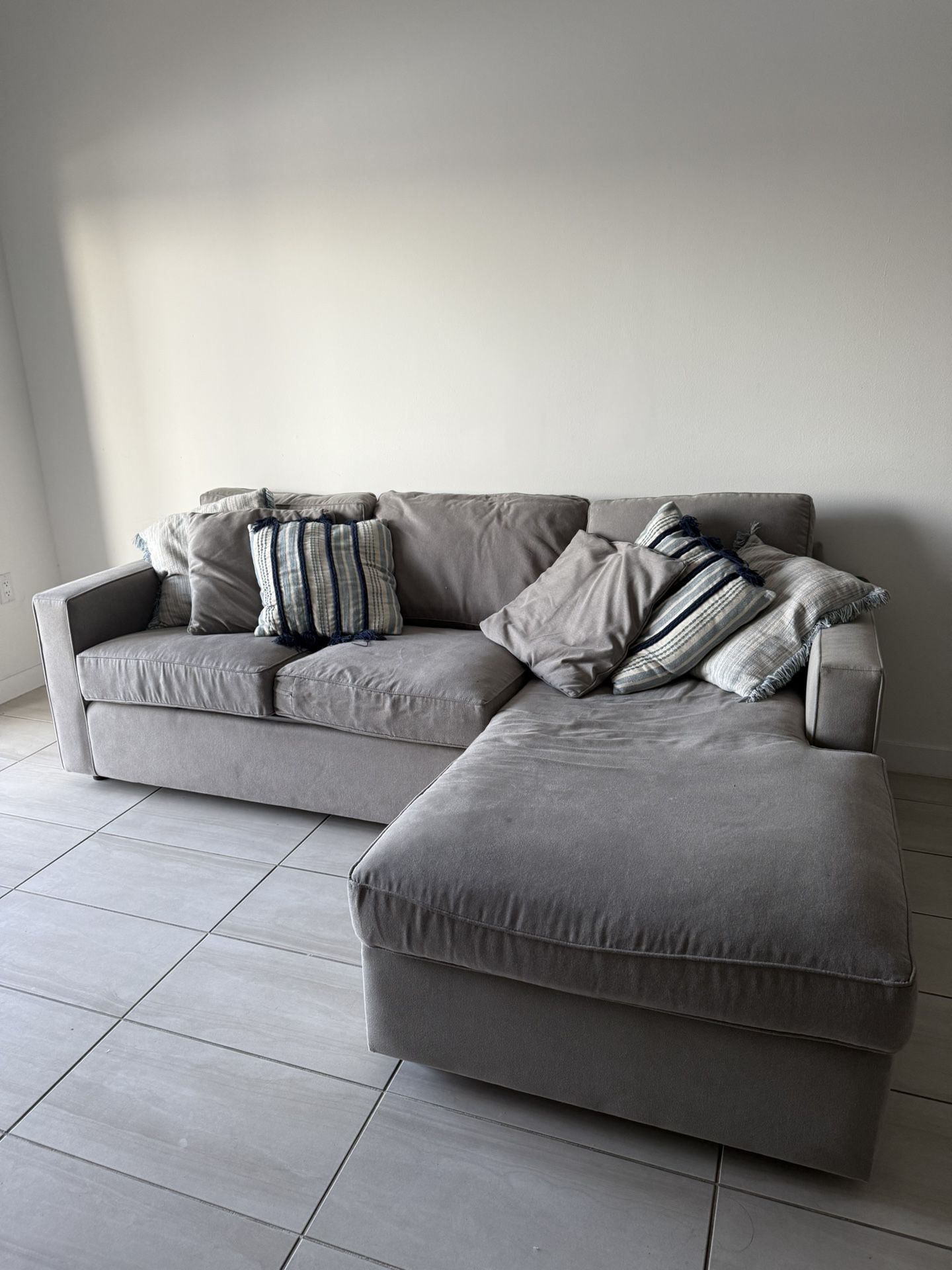 Seude couch Plus Pillows