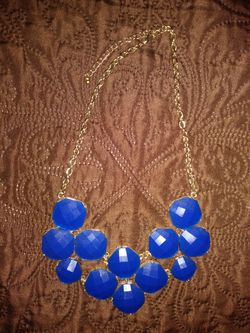 Collar dorado con azul rey