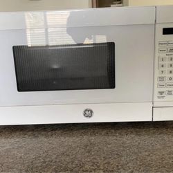 GE 0.7 Cu. Ft. 700W Small White Compact Countertop Microwave