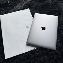 New MacBook Pro 2022 (13 inch, M2, 256 GB)