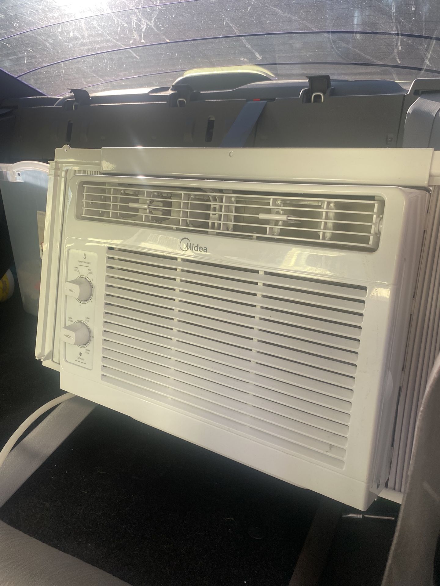 Midea Window A/C Unit. 5000 BTU
