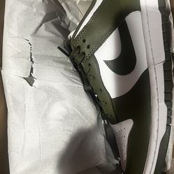 Nike Dunks Olive Green & White Women’s Size9.5 $60  