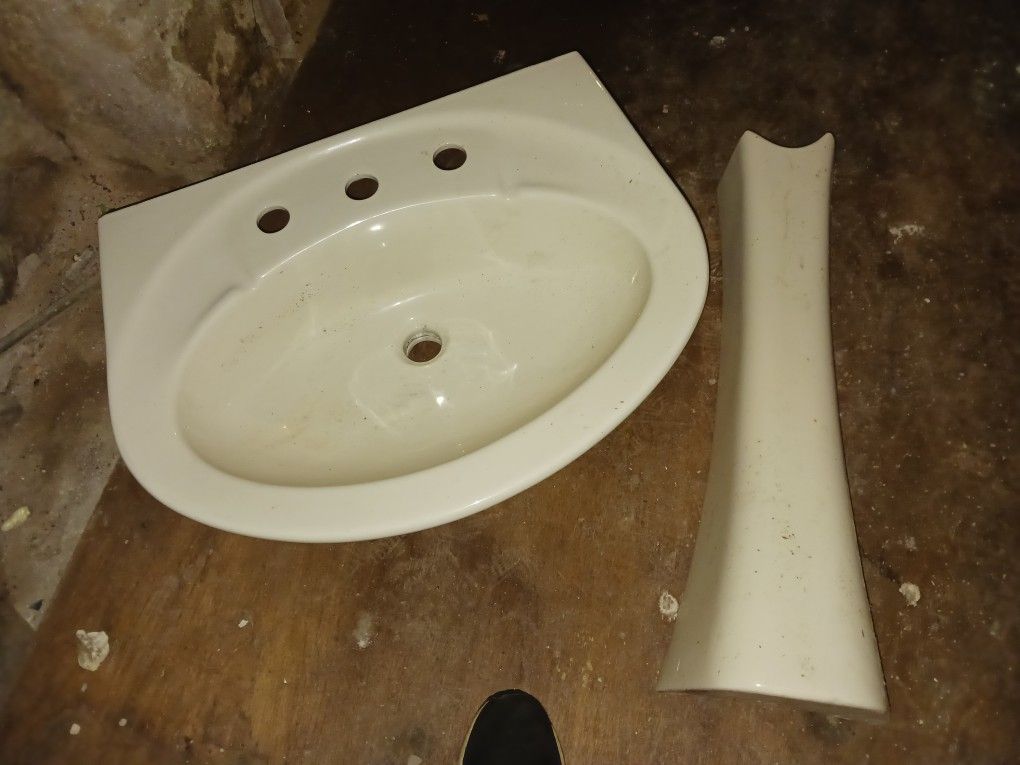 Ceramic Bathroom Sink With Matching Podium