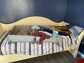 Day bed with mattress for 150 or best offer