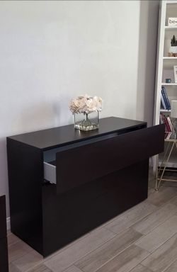 Sleek Dark Brown Dresser. Used, in like new condition. All drawers glide smoothly!

48"W x 18"D x 31"H 

Decor Not Included 

$220