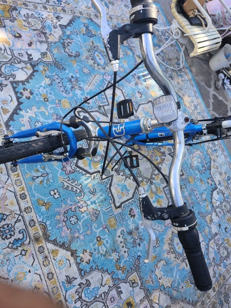 MOUNTAIN BIKE DIAMNDBACK 26INCH 18SPEED VERY GOOD TIRE AND NEW TUPE EVERYTHING IS GOOD CONDITION