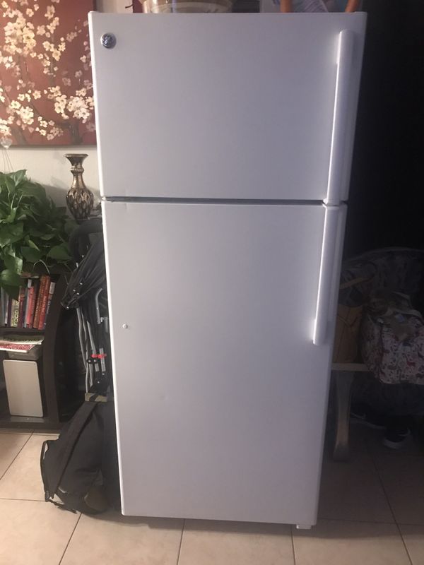 Refrigerator only used for like 6 months for Sale in San Diego, CA