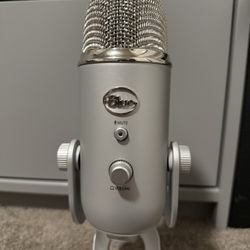 Logitech Creators Blue Yeti USB Microphone for Gaming, Streaming, Podcast