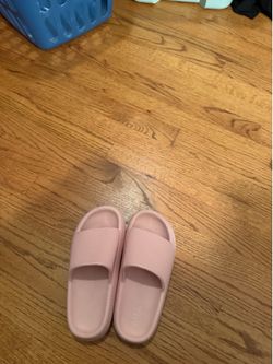 Size 6 pink slides