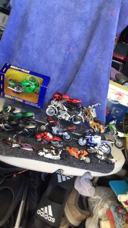 Collectible 1/18 scale motorcycles