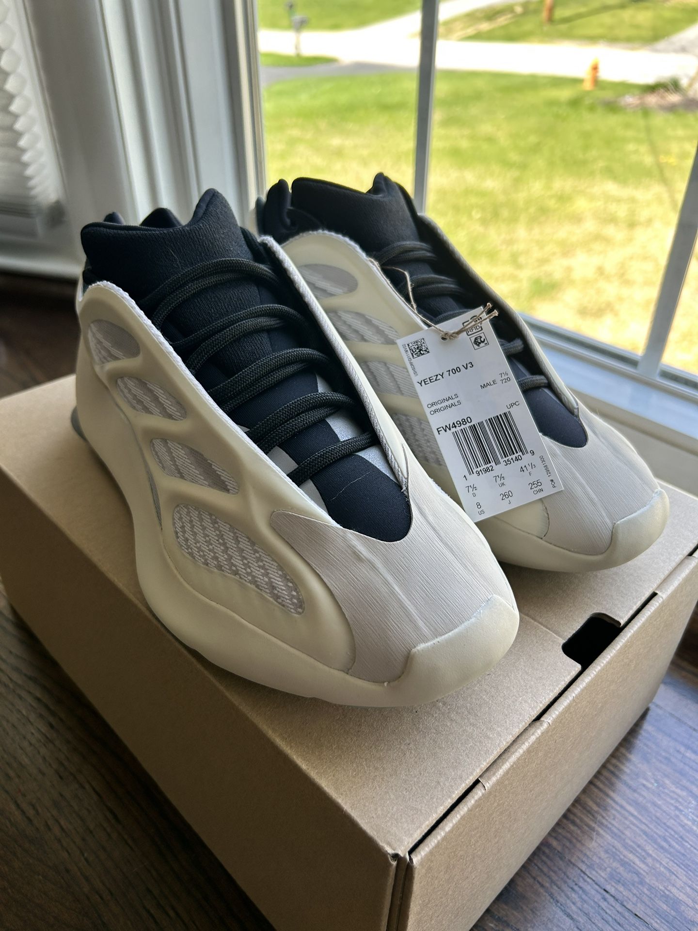 Yeezy 700 V3 Azael 2023 Size 8