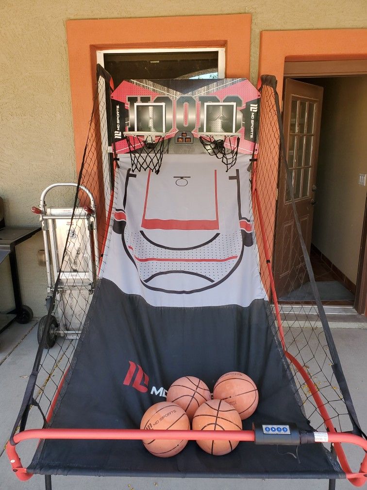 Basketball Hoops With 4 Balls