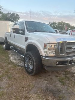 Ford F-250 Super Duty Crew Cab Lifted Truck