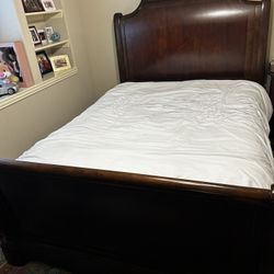 Queen sleigh Bed With Chest And Nightstand 