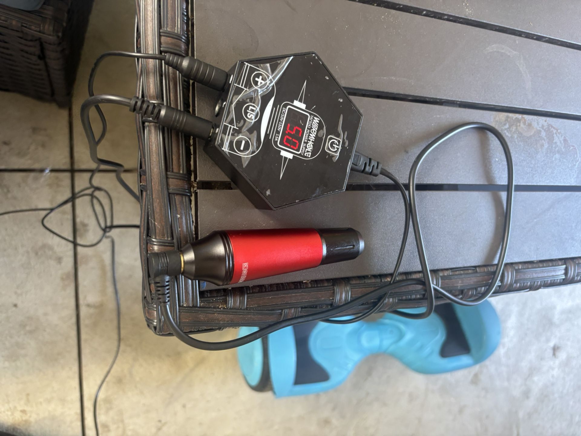 Worm-hole Tattle Machine