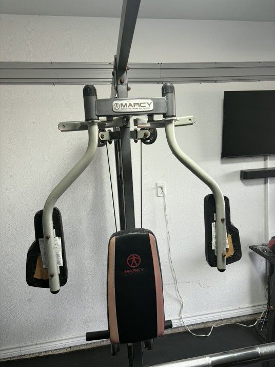 Marcy Home Gym System with Smith Machine & Weight Bench – Great Condition
Marcy all-in-one home gym system in great working condition. Perfect for