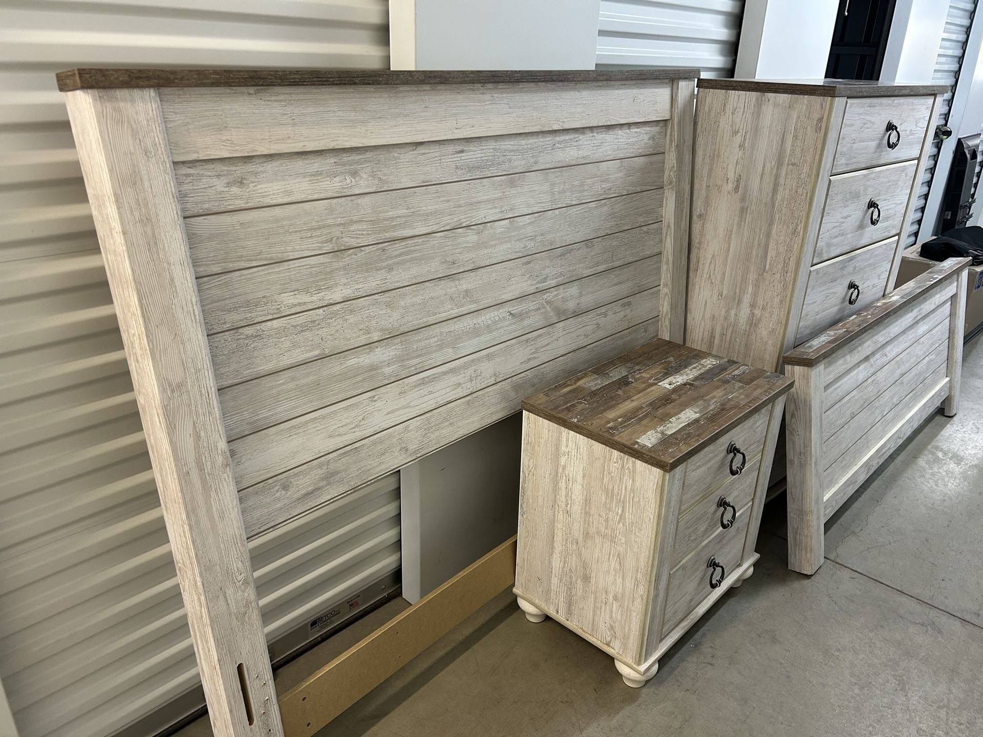 Bedroom furniture set