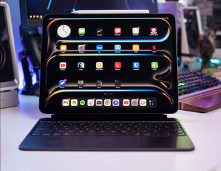 iPad pro 13 M4 256gb with apple magic  keyboard and  apple pencil pro