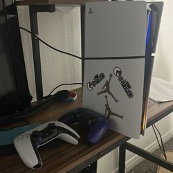 ps5 2 controllers ,  keyboard and mouse.