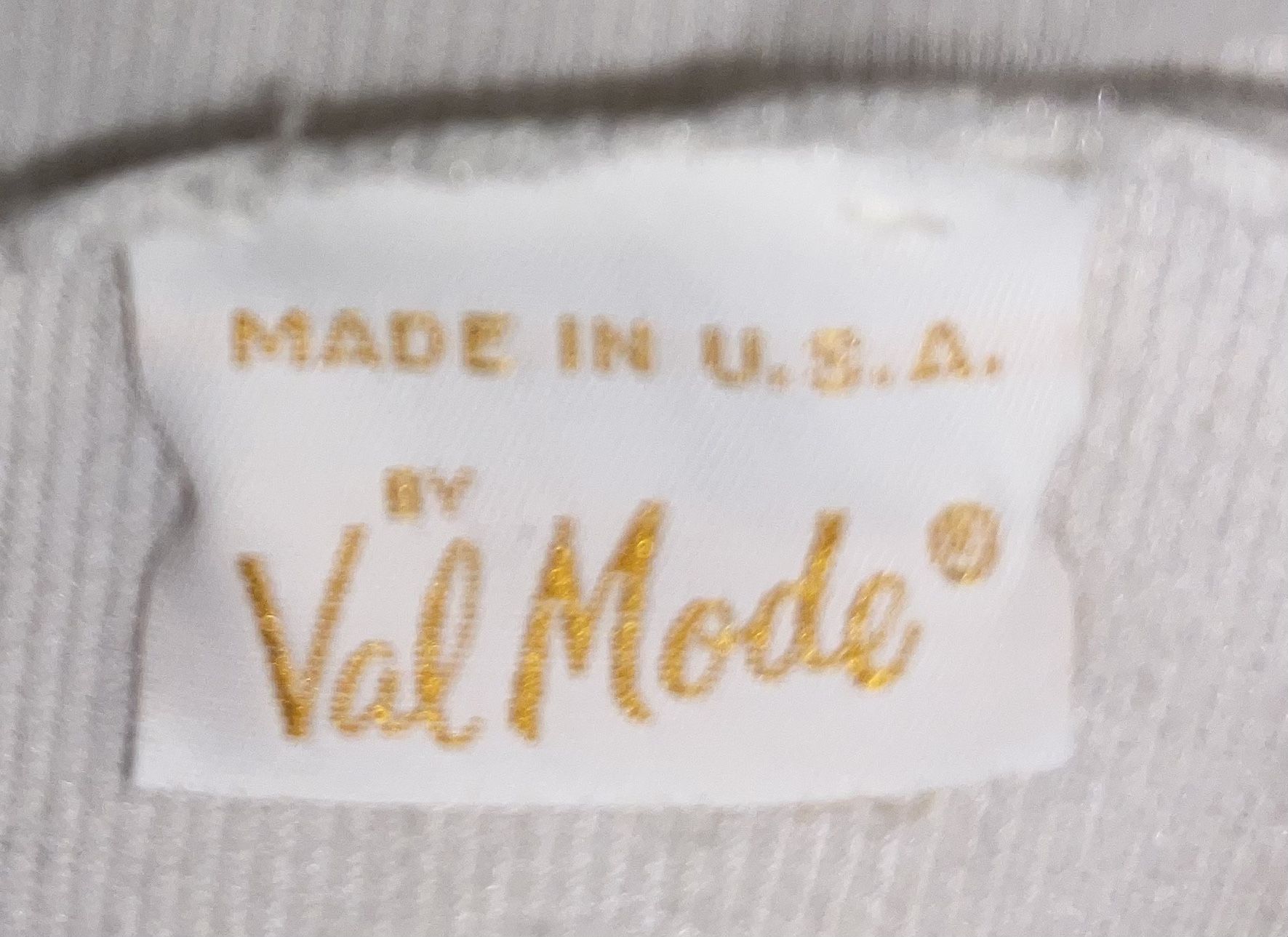 Val Mode Vintage Nylon Lace, Waffles Satin Trim Ivory Nightgown & Robe Set . 