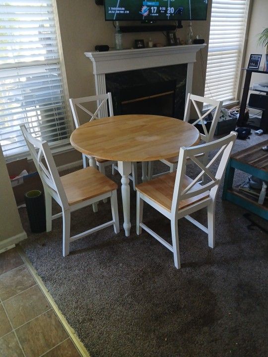 Nice Table With 4 Chairs