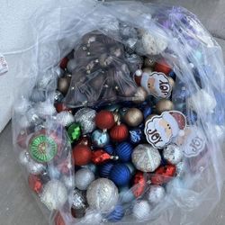 christmas tree ornaments different colors 