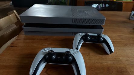 PS5 in PS1 skin w/ 2 controllers