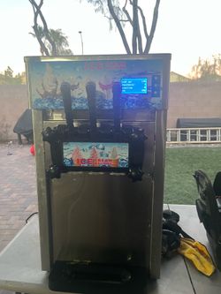 Soft serve ice cream machine .