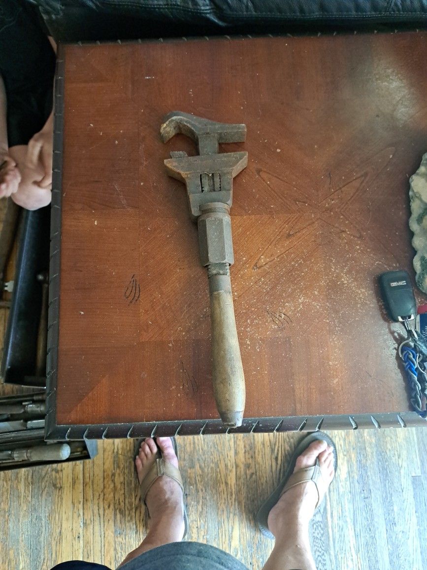Old Pipe Wrwnch