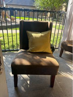2 armless accent chair w pillows