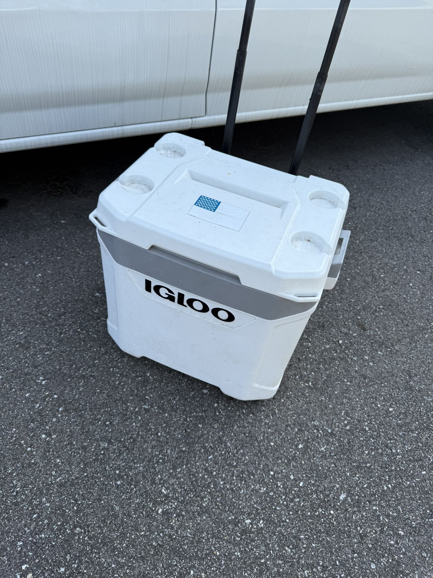 Igloo Cooler Trolley Type White In Good Condition