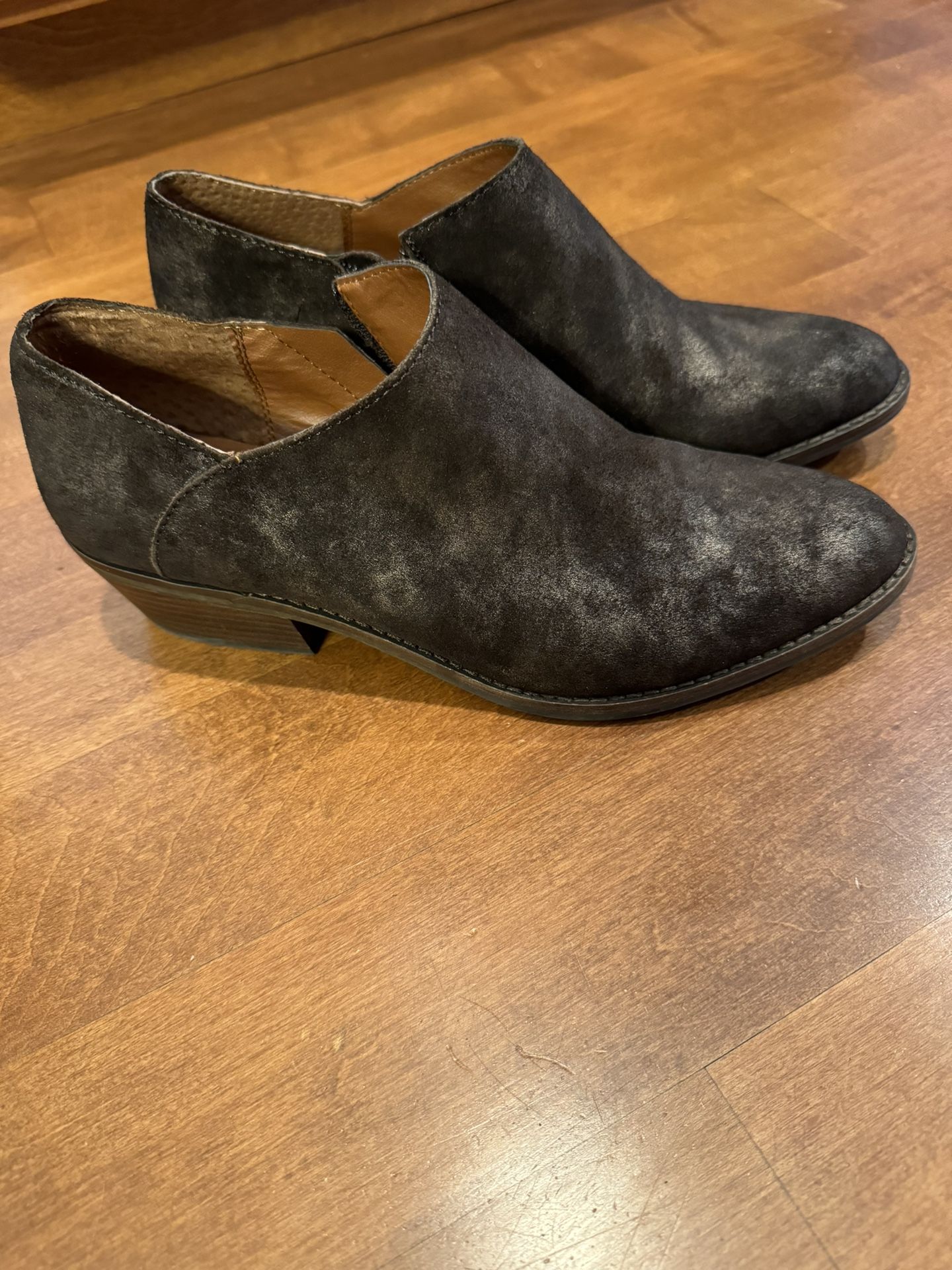 Women’s leather lucky brand ankle boots/mules shipping available