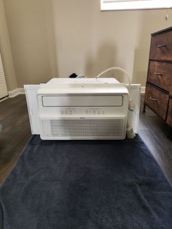 12,000 BTU Q-Series Ultra-Quiet Inverter Smart Window AC, barely used