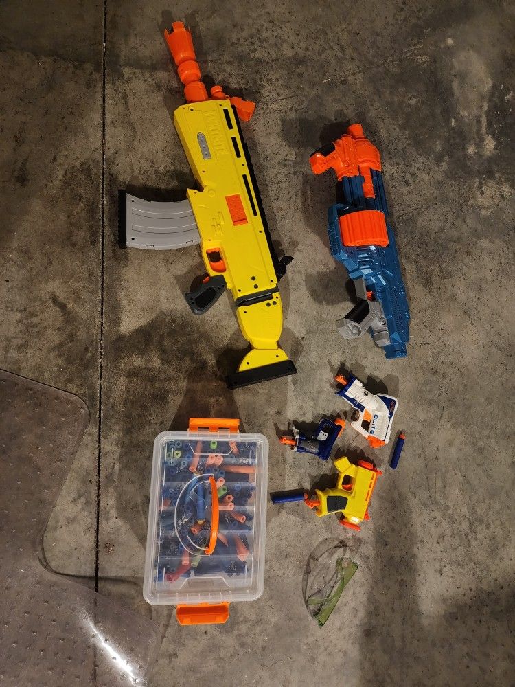 5 Nerf Guns, Box Of Bullets & Protective Glasses.