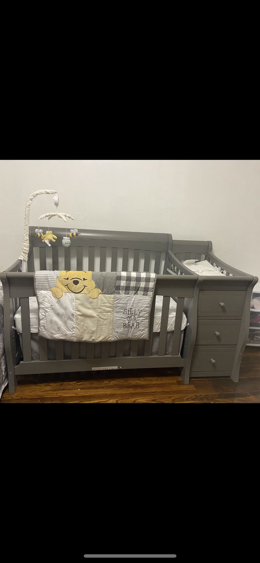 4-1 Convertible Crib With Changing Table