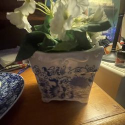 eblue and white ceramic Chinoiserie plan