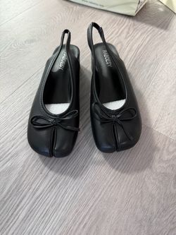 Black tabi heel slingbacks