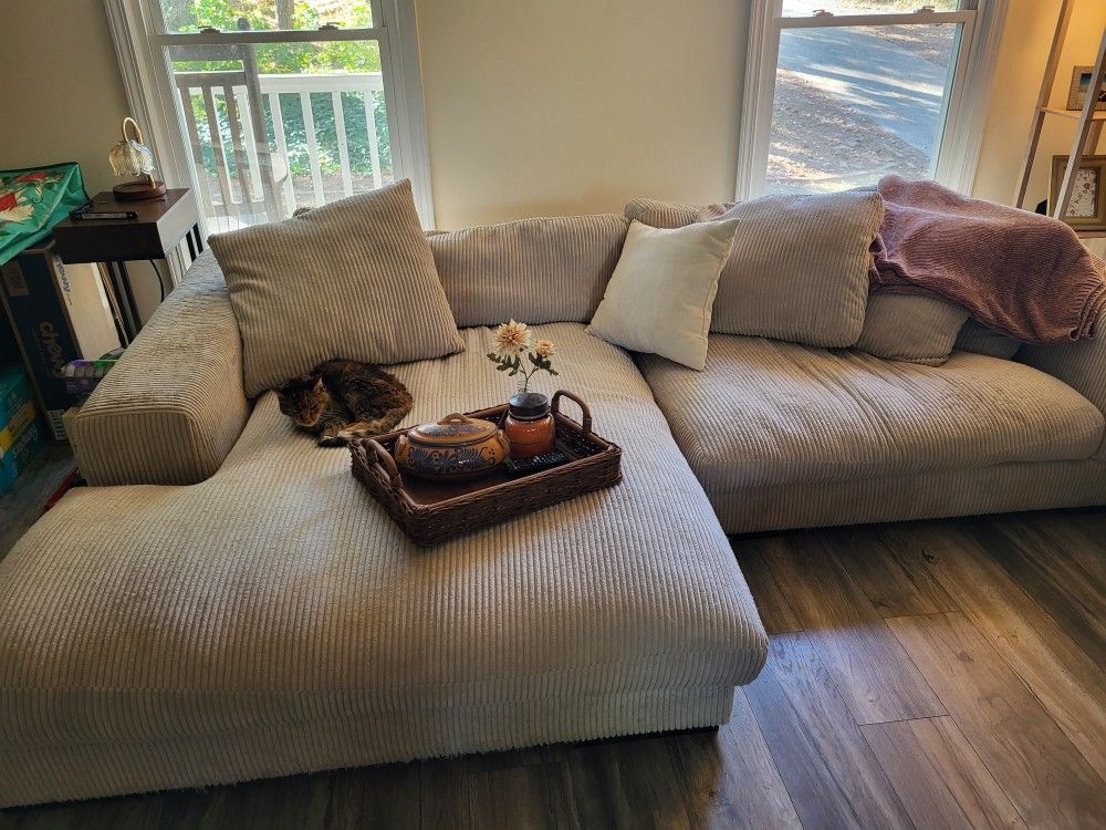 Lindyn Cream Sectional Sofa