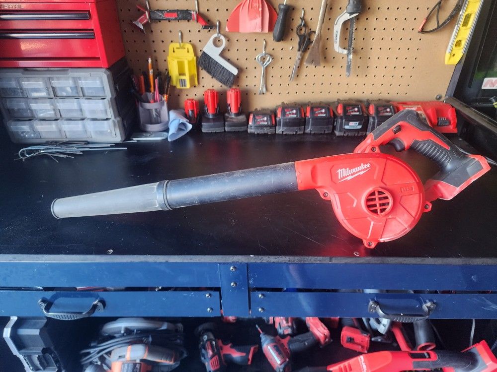 Milwaukee M18 Leaf Blower With Charger 