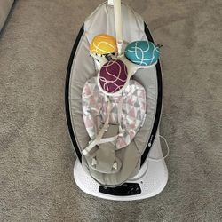 4 moms MamaRoo Multi-Motion baby swing 