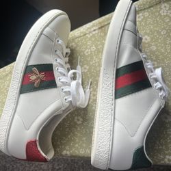 Gucci         Ace Bee Embroidered Sneakers