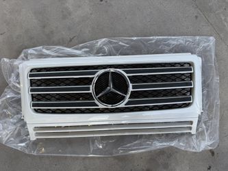 MERCEDES BENZ G550 COMPLETE UPPER GRILLE ASSEMBLY WHITE WERY GOOD CONDITION LIKE NEW